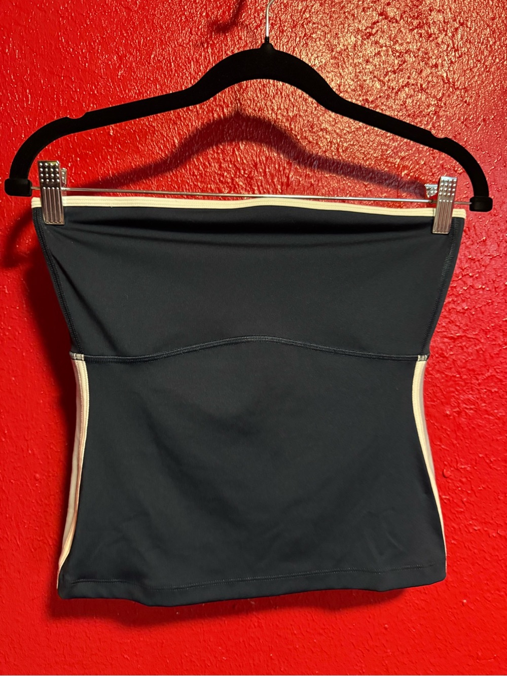 189. Preloved Gymshark Black and Cream Athletic Crop Top